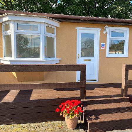 1-Bedroom Semi-Detached Chalet In Uddingston, Glasgow Exterior photo