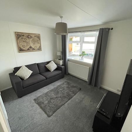 1-Bedroom Semi-Detached Chalet In Uddingston, Glasgow Exterior photo