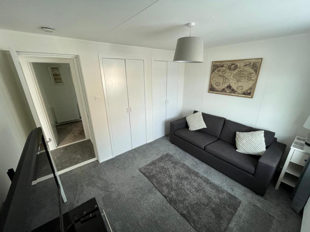 1-Bedroom Semi-Detached Chalet In Uddingston, Glasgow Exterior photo