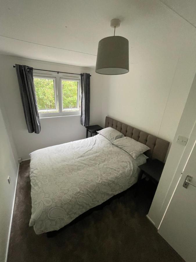 1-Bedroom Semi-Detached Chalet In Uddingston, Glasgow Exterior photo